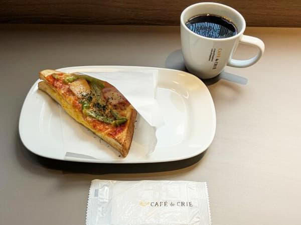 CAFÉ de CRIÉ（カフェ・ド・クリエ）「一部限定店舗のモーニングセット」, Aセット「とろけるチーズのハム＆たまごサンド」, Bセット「とろけるチーズのピザ＆たまごサンド」, Cセット「十勝産コーンクリーム＆ツナフォカッチャ」, Ｄセット「パストラミポーク＆彩り野菜フォカッチャ」, ラテメニューもリニューアル, ハムチーズトースト（セット）, チキンからあげっと, ブルーボトルコーヒー, グリルドチーズサンドイッチ with トマトスープ チキン and キャロットラペ（チーズ入り）」, トースト アボカド