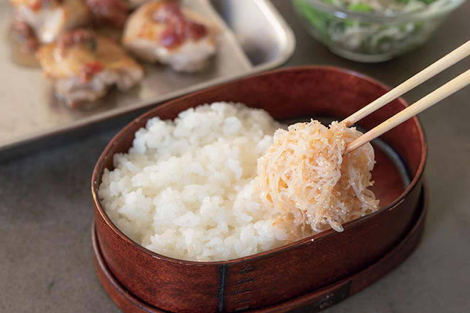 15分でつくる「鶏の梅照り焼き弁当」, マキさん流 15分で手際よくお弁当をつくる方法, 鶏の梅照り焼きのつくり方, スナップえんどうとじゃこのあえものつくり方, しらたきと明太子のちりちり炒めのつくり方