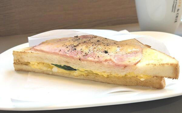 CAFÉ de CRIÉ（カフェ・ド・クリエ）「一部限定店舗のモーニングセット」, Aセット「とろけるチーズのハム＆たまごサンド」, Bセット「とろけるチーズのピザ＆たまごサンド」, Cセット「十勝産コーンクリーム＆ツナフォカッチャ」, Ｄセット「パストラミポーク＆彩り野菜フォカッチャ」, ラテメニューもリニューアル, ハムチーズトースト（セット）, チキンからあげっと, ブルーボトルコーヒー, グリルドチーズサンドイッチ with トマトスープ チキン and キャロットラペ（チーズ入り）」, トースト アボカド
