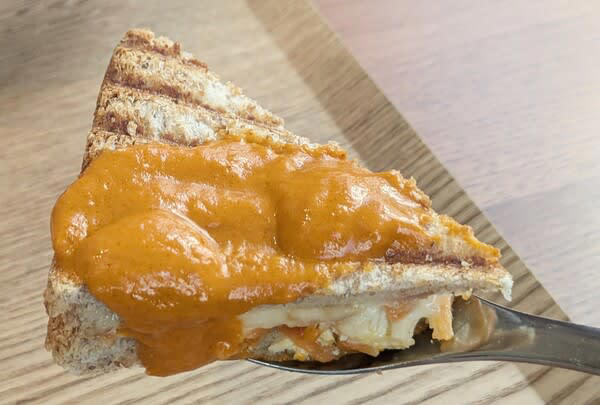 CAFÉ de CRIÉ（カフェ・ド・クリエ）「一部限定店舗のモーニングセット」, Aセット「とろけるチーズのハム＆たまごサンド」, Bセット「とろけるチーズのピザ＆たまごサンド」, Cセット「十勝産コーンクリーム＆ツナフォカッチャ」, Ｄセット「パストラミポーク＆彩り野菜フォカッチャ」, ラテメニューもリニューアル, ハムチーズトースト（セット）, チキンからあげっと, ブルーボトルコーヒー, グリルドチーズサンドイッチ with トマトスープ チキン and キャロットラペ（チーズ入り）」, トースト アボカド
