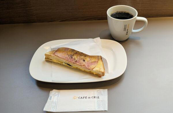 CAFÉ de CRIÉ（カフェ・ド・クリエ）「一部限定店舗のモーニングセット」, Aセット「とろけるチーズのハム＆たまごサンド」, Bセット「とろけるチーズのピザ＆たまごサンド」, Cセット「十勝産コーンクリーム＆ツナフォカッチャ」, Ｄセット「パストラミポーク＆彩り野菜フォカッチャ」, ラテメニューもリニューアル, ハムチーズトースト（セット）, チキンからあげっと, ブルーボトルコーヒー, グリルドチーズサンドイッチ with トマトスープ チキン and キャロットラペ（チーズ入り）」, トースト アボカド