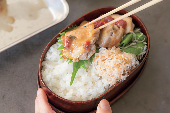 15分でつくる「鶏の梅照り焼き弁当」, マキさん流 15分で手際よくお弁当をつくる方法, 鶏の梅照り焼きのつくり方, スナップえんどうとじゃこのあえものつくり方, しらたきと明太子のちりちり炒めのつくり方