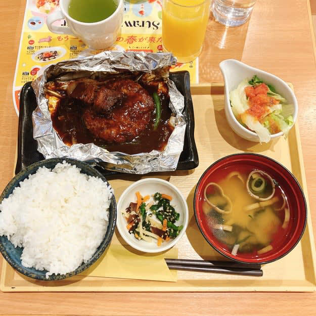 ココスでは、1000円以下で食べられる「ハンバーグ朝食」を販売中です。, 朝からハンバーグを楽しめる、ボリュームたっぷり朝食メニューです。, ハンバーグはふわふわ食感で、濃厚なビーフシチューと絡めて食べると絶品です！, ハンバーグの上にのっているビーフはとろとろで、上品な味わい。, サラダや小鉢のおかずもついてきて、満足度が高い！, 朝はドリンクバーもお得です。, 朝からお腹いっぱい食べられて、幸せな気持ちで一日をスタートできました！, モーニングといえば、ロイヤルホストの「ロイヤルホストモーニング ～コーンのポタージュ・サラダ付～」もおすすめ！