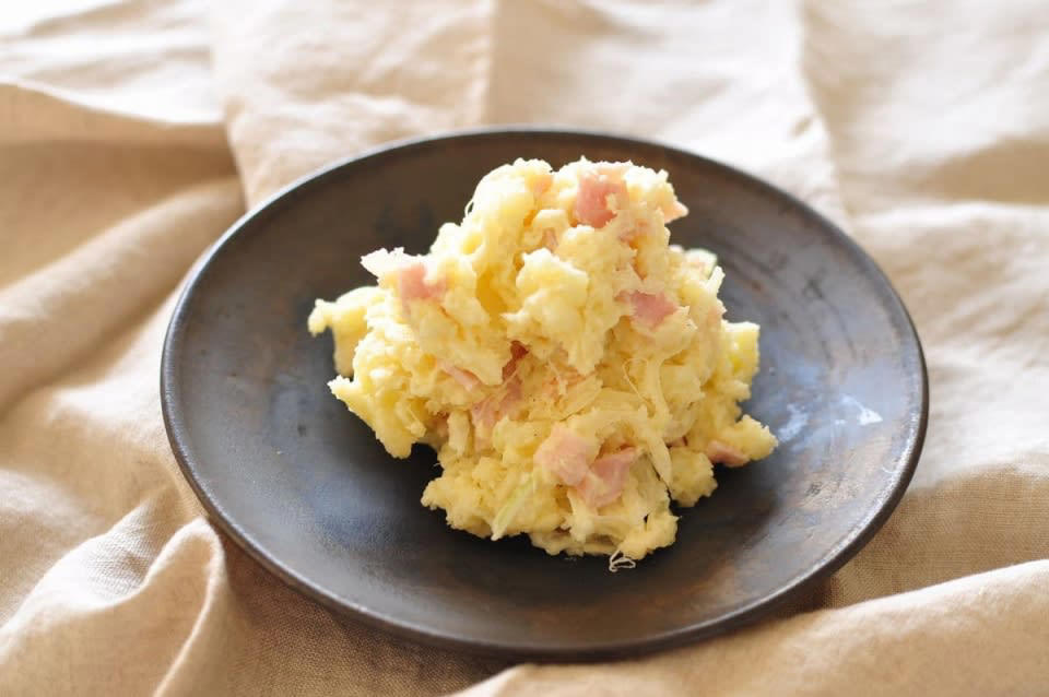 基本のポテトサラダをおいしく作るには？, 基本のポテトサラダの材料はこの3つ, ほくほく食感のポイントはじゃがいもの下ごしらえ, おいしさを左右する下味のつけ方, 玉ねぎとハムを合わせて仕上げます, おいしいポテトサラダを作るための4つのお約束, 「めちゃくちゃおいしいポテトサラダ」レシピ