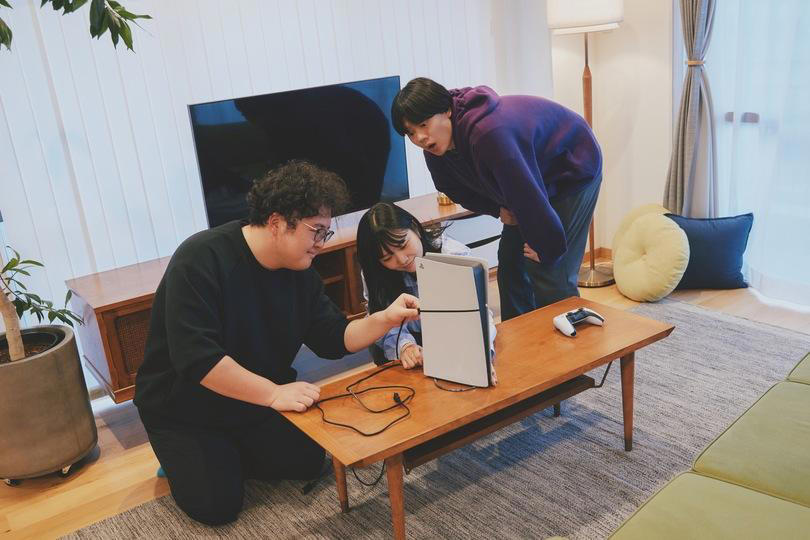 「3年ぶりのゲームです」ノンコンソールゲーマー三者三様の今, 電源オン、即プレイ。「あ、こんなに早かったっけ？」, 『モンスターハンターワイルズ』を体験。レベチだったPS5, 冷静に考えて、5万5000円はヤバくないか？, おまけの一台が、意外と本命かもしれない, 僕らはゲームが面倒だったんじゃない。「始めるまで」が面倒だったんだ
