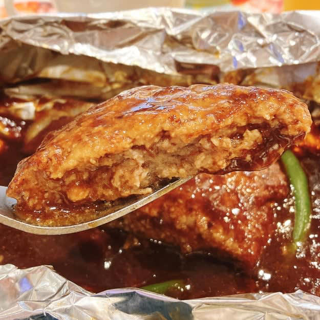 ココスでは、1000円以下で食べられる「ハンバーグ朝食」を販売中です。, 朝からハンバーグを楽しめる、ボリュームたっぷり朝食メニューです。, ハンバーグはふわふわ食感で、濃厚なビーフシチューと絡めて食べると絶品です！, ハンバーグの上にのっているビーフはとろとろで、上品な味わい。, サラダや小鉢のおかずもついてきて、満足度が高い！, 朝はドリンクバーもお得です。, 朝からお腹いっぱい食べられて、幸せな気持ちで一日をスタートできました！, モーニングといえば、ロイヤルホストの「ロイヤルホストモーニング ～コーンのポタージュ・サラダ付～」もおすすめ！
