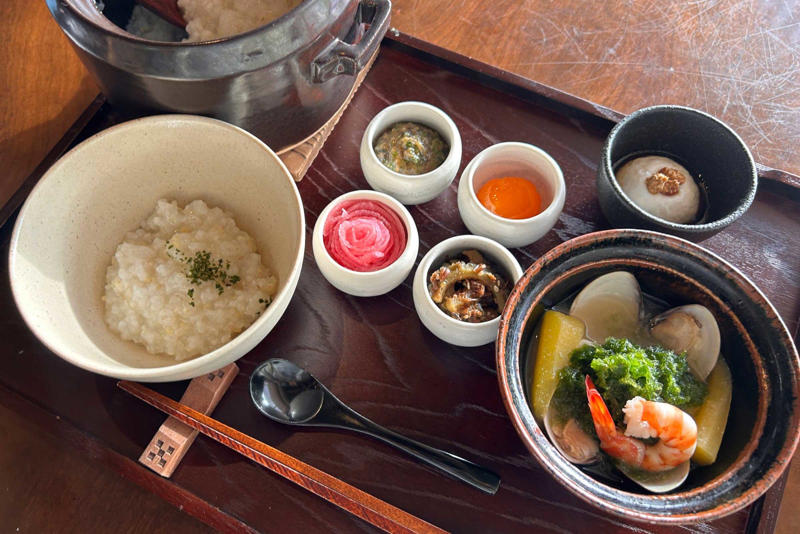 【2026年3月の口福＠沖縄・竹富島】, 「命草（ぬちぐさ）」の恵みを全身で味わって, チェックインしたら、まずはおやつタイム, お部屋でのんびり。ヘルシーお鍋に舌鼓, 念願の「島テロワール」を初体験！ , 軽やかでも栄養たっぷりの朝ごはん, “口福”なアクティビティも体験, 【Drop In】ローカルご飯も召し上がれ, ①食事処 やらぼ, ②ハーヤナゴミカフェ, ③ぱーらー願寿屋（がんじゅや）