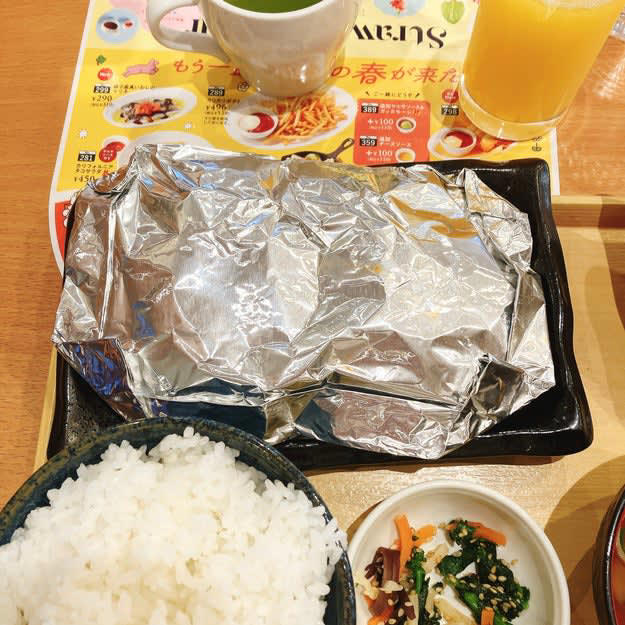 ココスでは、1000円以下で食べられる「ハンバーグ朝食」を販売中です。, 朝からハンバーグを楽しめる、ボリュームたっぷり朝食メニューです。, ハンバーグはふわふわ食感で、濃厚なビーフシチューと絡めて食べると絶品です！, ハンバーグの上にのっているビーフはとろとろで、上品な味わい。, サラダや小鉢のおかずもついてきて、満足度が高い！, 朝はドリンクバーもお得です。, 朝からお腹いっぱい食べられて、幸せな気持ちで一日をスタートできました！, モーニングといえば、ロイヤルホストの「ロイヤルホストモーニング ～コーンのポタージュ・サラダ付～」もおすすめ！