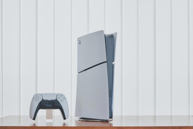 「3年ぶりのゲームです」ノンコンソールゲーマー三者三様の今, 電源オン、即プレイ。「あ、こんなに早かったっけ？」, 『モンスターハンターワイルズ』を体験。レベチだったPS5, 冷静に考えて、5万5000円はヤバくないか？, おまけの一台が、意外と本命かもしれない, 僕らはゲームが面倒だったんじゃない。「始めるまで」が面倒だったんだ