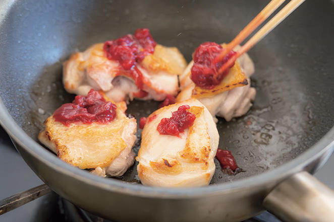 15分でつくる「鶏の梅照り焼き弁当」, マキさん流 15分で手際よくお弁当をつくる方法, 鶏の梅照り焼きのつくり方, スナップえんどうとじゃこのあえものつくり方, しらたきと明太子のちりちり炒めのつくり方