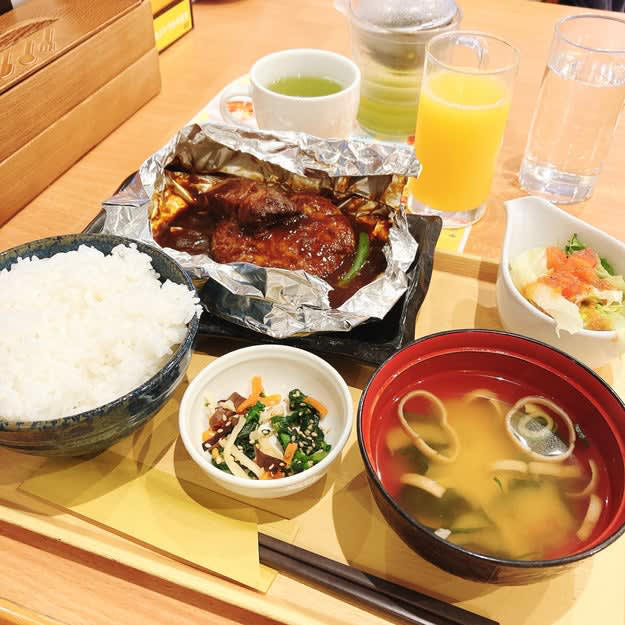 ココスでは、1000円以下で食べられる「ハンバーグ朝食」を販売中です。, 朝からハンバーグを楽しめる、ボリュームたっぷり朝食メニューです。, ハンバーグはふわふわ食感で、濃厚なビーフシチューと絡めて食べると絶品です！, ハンバーグの上にのっているビーフはとろとろで、上品な味わい。, サラダや小鉢のおかずもついてきて、満足度が高い！, 朝はドリンクバーもお得です。, 朝からお腹いっぱい食べられて、幸せな気持ちで一日をスタートできました！, モーニングといえば、ロイヤルホストの「ロイヤルホストモーニング ～コーンのポタージュ・サラダ付～」もおすすめ！