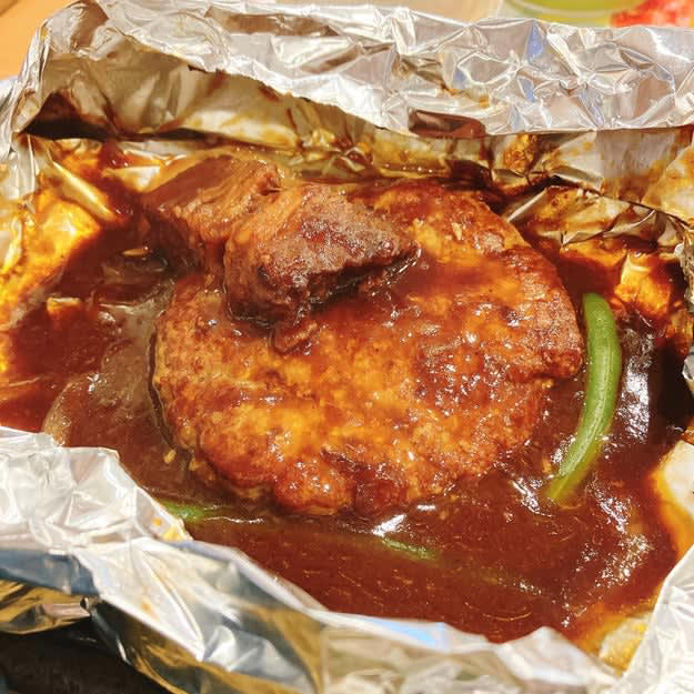 ココスでは、1000円以下で食べられる「ハンバーグ朝食」を販売中です。, 朝からハンバーグを楽しめる、ボリュームたっぷり朝食メニューです。, ハンバーグはふわふわ食感で、濃厚なビーフシチューと絡めて食べると絶品です！, ハンバーグの上にのっているビーフはとろとろで、上品な味わい。, サラダや小鉢のおかずもついてきて、満足度が高い！, 朝はドリンクバーもお得です。, 朝からお腹いっぱい食べられて、幸せな気持ちで一日をスタートできました！, モーニングといえば、ロイヤルホストの「ロイヤルホストモーニング ～コーンのポタージュ・サラダ付～」もおすすめ！