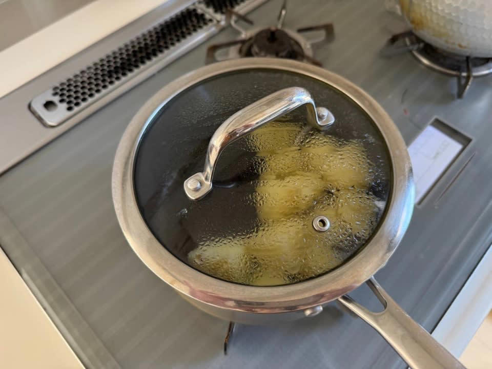 基本のポテトサラダをおいしく作るには？, 基本のポテトサラダの材料はこの3つ, ほくほく食感のポイントはじゃがいもの下ごしらえ, おいしさを左右する下味のつけ方, 玉ねぎとハムを合わせて仕上げます, おいしいポテトサラダを作るための4つのお約束, 「めちゃくちゃおいしいポテトサラダ」レシピ