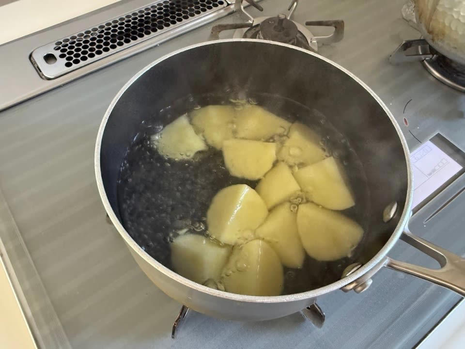 基本のポテトサラダをおいしく作るには？, 基本のポテトサラダの材料はこの3つ, ほくほく食感のポイントはじゃがいもの下ごしらえ, おいしさを左右する下味のつけ方, 玉ねぎとハムを合わせて仕上げます, おいしいポテトサラダを作るための4つのお約束, 「めちゃくちゃおいしいポテトサラダ」レシピ