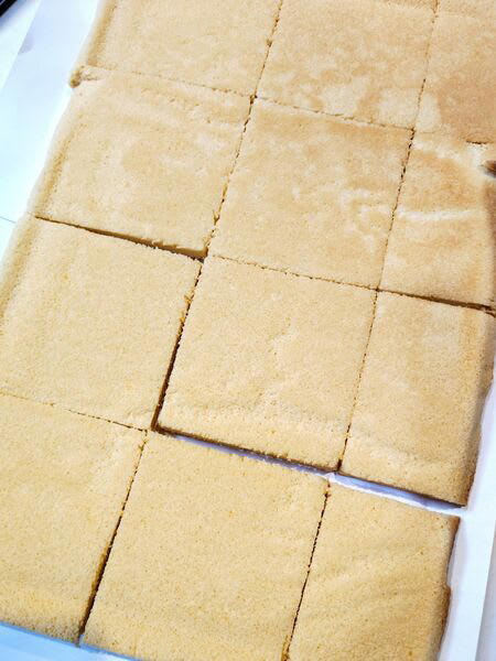 ■シフォンロール生地を焼く①, ■シフォンロール生地を焼く②, ■チーズホイップを作る, ■サンドしていく①, ■サンドしていく②, ■断面に萌えます, ■ コツ・ポイント