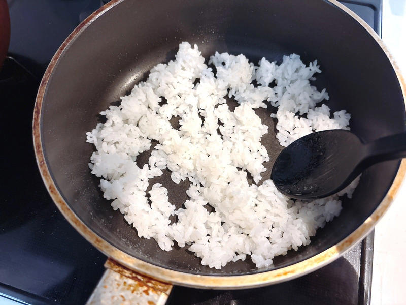 手順1．フライパンに油（分量外）をひき、ごはんを炒めます, 手順2．ごはんを端に寄せて空いたスペースに卵を流し入れ、ごはんを炒め合わせます, 手順3．焼き肉のたれを鍋肌に入れ、焦がしながら炒めます, 手順4．ねぎを加えたらできあがり