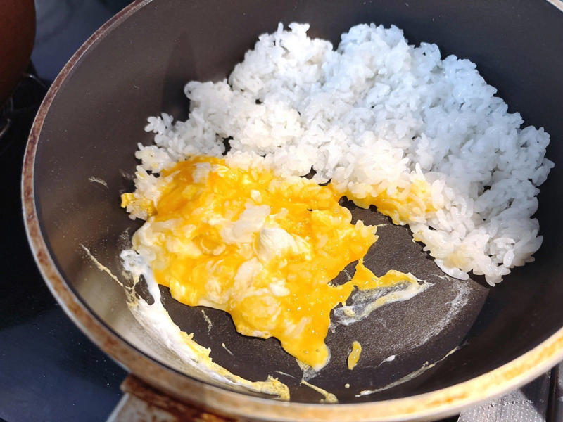 手順1．フライパンに油（分量外）をひき、ごはんを炒めます, 手順2．ごはんを端に寄せて空いたスペースに卵を流し入れ、ごはんを炒め合わせます, 手順3．焼き肉のたれを鍋肌に入れ、焦がしながら炒めます, 手順4．ねぎを加えたらできあがり