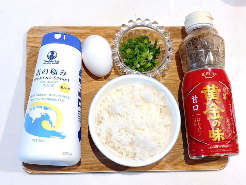 手順1．フライパンに油（分量外）をひき、ごはんを炒めます, 手順2．ごはんを端に寄せて空いたスペースに卵を流し入れ、ごはんを炒め合わせます, 手順3．焼き肉のたれを鍋肌に入れ、焦がしながら炒めます, 手順4．ねぎを加えたらできあがり