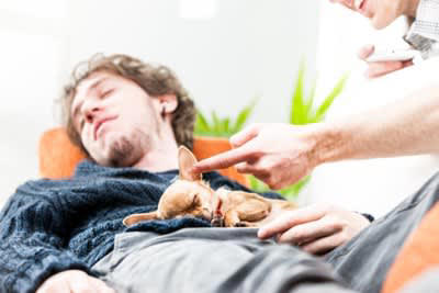 犬が飼い主の『おなかに乗って寝る』心理５選, 1.安心して眠りたい, 3.寒さを凌ぎたい, 4.寝心地が良いから, 5.不安を感じている, 寝床が一緒でも大丈夫？注意点を解説