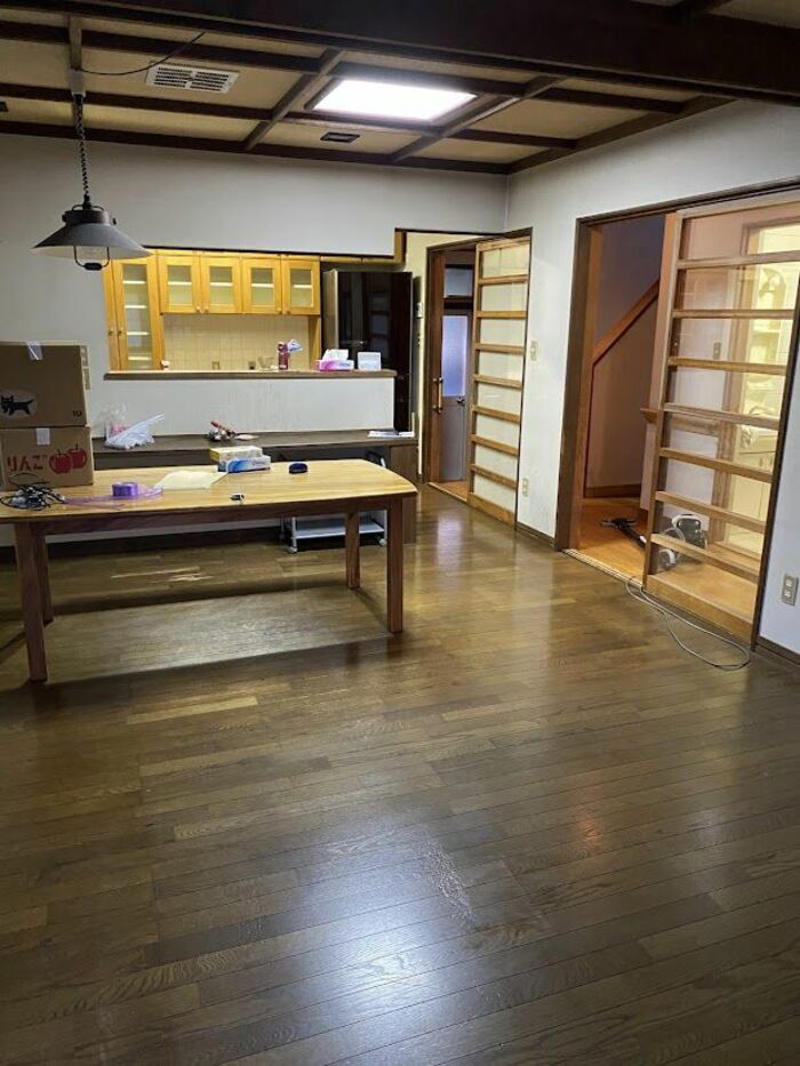 父が亡くなり、母が5LDKで一人暮らしに, 母が言った「都会もいいかも」から浮かんだ選択肢, 「地方にある物件は売れない」は本当？, モノがあふれる実家の片付けは、業者の力も借りて進める, お互いが「近くにいる」という安心感