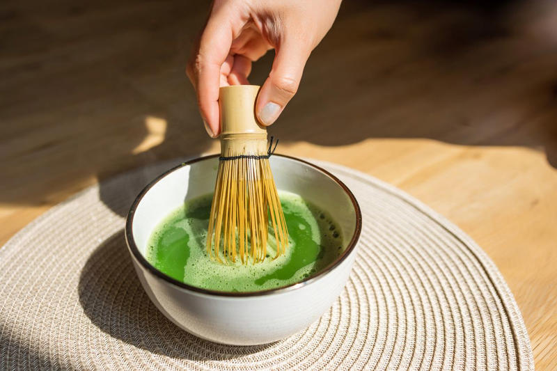 1. กาแฟ (Coffee): แชมป์แห่งความตื่นตัว, 2. ชาเขียวและมัทฉะ (Green Tea & Matcha), 3. ชาดำและชานม (Black Tea), 4. โกโก้และช็อกโกแลต (Cocoa & Chocolate), 5. น้ำอัดลมและเครื่องดื่มชูกำลัง (Soft Drinks & Energy Drinks)