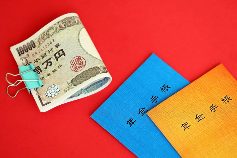 【年金の基本をおさらい】日本の年金制度は「国民年金＋厚生年金」の2階建て, 【2026年度（4月分）から改定】国民年金は＋1.9％、厚生年金は＋2.0％の増額, 年金を「ひとりで月額15万円（年額180万円）」受給する人は何パーセント？, 厚生年金の「受給額ごとの受給権者数」を見る, 月15万円の年金で生活できる？単身高齢世帯の生活費と比較, 【年金制度改正法】「年収106万円の壁」撤廃に向けた動きとは？, そもそも「年収106万円の壁」とは？, 【社会保険の加入対象の拡大】短時間労働者の加入要件の見直しとは, 将来に向けた準備を考えてみよう