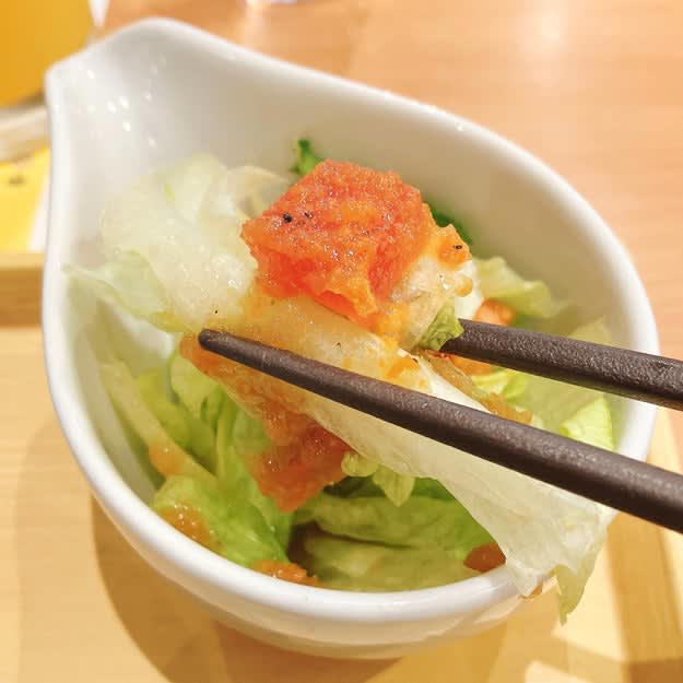 ココスでは、1000円以下で食べられる「ハンバーグ朝食」を販売中です。, 朝からハンバーグを楽しめる、ボリュームたっぷり朝食メニューです。, ハンバーグはふわふわ食感で、濃厚なビーフシチューと絡めて食べると絶品です！, ハンバーグの上にのっているビーフはとろとろで、上品な味わい。, サラダや小鉢のおかずもついてきて、満足度が高い！, 朝はドリンクバーもお得です。, 朝からお腹いっぱい食べられて、幸せな気持ちで一日をスタートできました！, モーニングといえば、ロイヤルホストの「ロイヤルホストモーニング ～コーンのポタージュ・サラダ付～」もおすすめ！