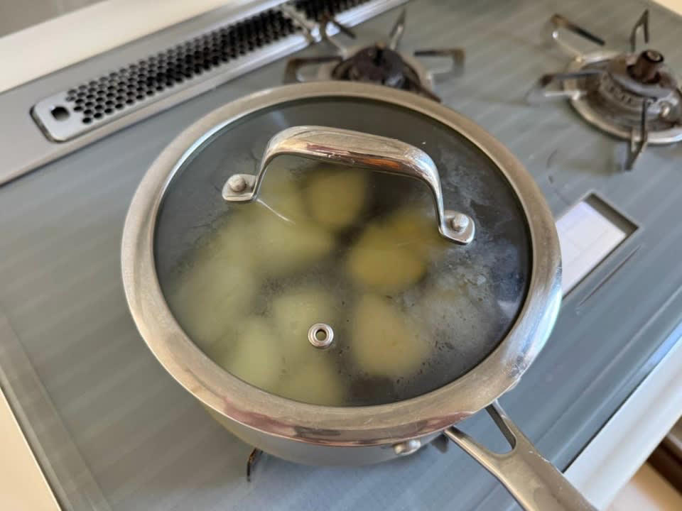 基本のポテトサラダをおいしく作るには？, 基本のポテトサラダの材料はこの3つ, ほくほく食感のポイントはじゃがいもの下ごしらえ, おいしさを左右する下味のつけ方, 玉ねぎとハムを合わせて仕上げます, おいしいポテトサラダを作るための4つのお約束, 「めちゃくちゃおいしいポテトサラダ」レシピ