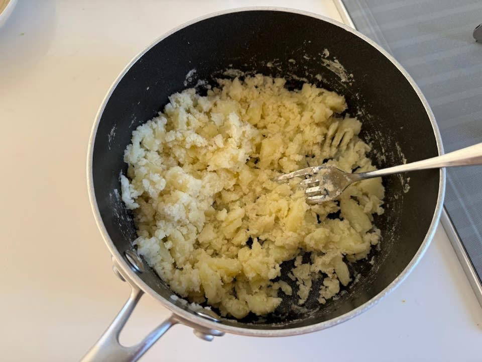 基本のポテトサラダをおいしく作るには？, 基本のポテトサラダの材料はこの3つ, ほくほく食感のポイントはじゃがいもの下ごしらえ, おいしさを左右する下味のつけ方, 玉ねぎとハムを合わせて仕上げます, おいしいポテトサラダを作るための4つのお約束, 「めちゃくちゃおいしいポテトサラダ」レシピ