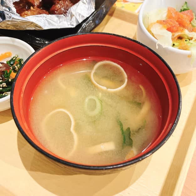 ココスでは、1000円以下で食べられる「ハンバーグ朝食」を販売中です。, 朝からハンバーグを楽しめる、ボリュームたっぷり朝食メニューです。, ハンバーグはふわふわ食感で、濃厚なビーフシチューと絡めて食べると絶品です！, ハンバーグの上にのっているビーフはとろとろで、上品な味わい。, サラダや小鉢のおかずもついてきて、満足度が高い！, 朝はドリンクバーもお得です。, 朝からお腹いっぱい食べられて、幸せな気持ちで一日をスタートできました！, モーニングといえば、ロイヤルホストの「ロイヤルホストモーニング ～コーンのポタージュ・サラダ付～」もおすすめ！