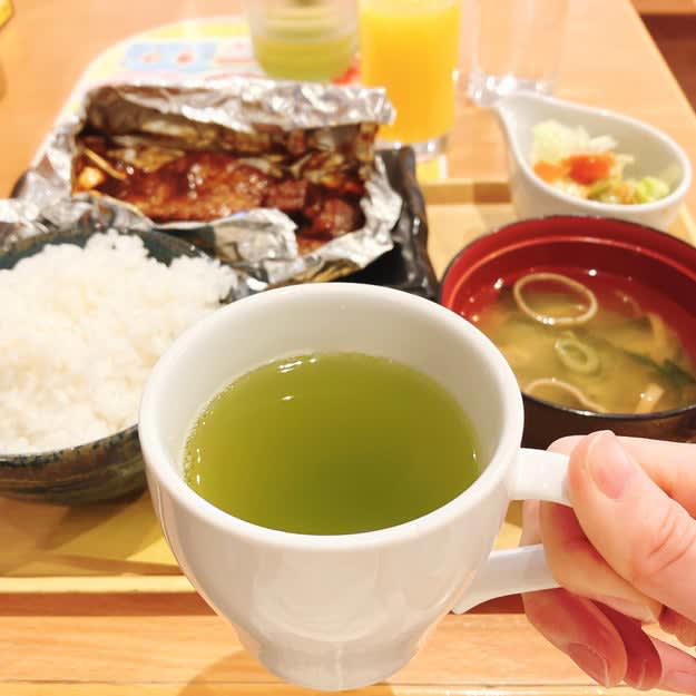 ココスでは、1000円以下で食べられる「ハンバーグ朝食」を販売中です。, 朝からハンバーグを楽しめる、ボリュームたっぷり朝食メニューです。, ハンバーグはふわふわ食感で、濃厚なビーフシチューと絡めて食べると絶品です！, ハンバーグの上にのっているビーフはとろとろで、上品な味わい。, サラダや小鉢のおかずもついてきて、満足度が高い！, 朝はドリンクバーもお得です。, 朝からお腹いっぱい食べられて、幸せな気持ちで一日をスタートできました！, モーニングといえば、ロイヤルホストの「ロイヤルホストモーニング ～コーンのポタージュ・サラダ付～」もおすすめ！