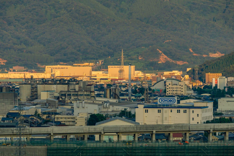 イラン紛争で上昇トレンド一変, フィルム事業が利益倍増 AIでMLCC向け拡販、ディスプレイ向けも堅調, 「ナフサショック」が株価に直撃 過去にはウクライナ問題でも大減益, PBRは0.5倍台の割安水準 当面はイラン紛争の終息待ち