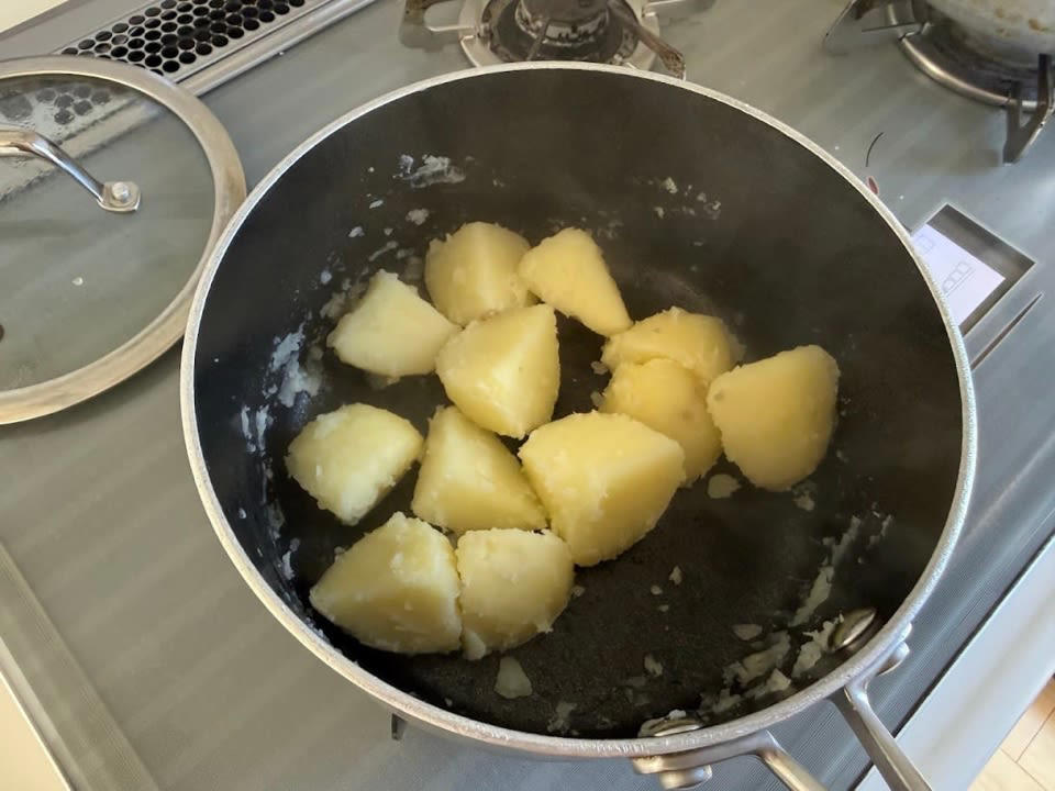 基本のポテトサラダをおいしく作るには？, 基本のポテトサラダの材料はこの3つ, ほくほく食感のポイントはじゃがいもの下ごしらえ, おいしさを左右する下味のつけ方, 玉ねぎとハムを合わせて仕上げます, おいしいポテトサラダを作るための4つのお約束, 「めちゃくちゃおいしいポテトサラダ」レシピ