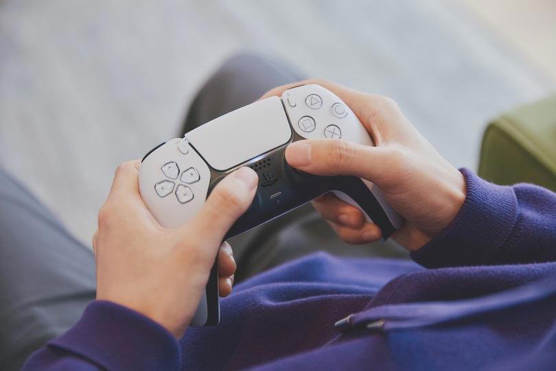 「3年ぶりのゲームです」ノンコンソールゲーマー三者三様の今, 電源オン、即プレイ。「あ、こんなに早かったっけ？」, 『モンスターハンターワイルズ』を体験。レベチだったPS5, 冷静に考えて、5万5000円はヤバくないか？, おまけの一台が、意外と本命かもしれない, 僕らはゲームが面倒だったんじゃない。「始めるまで」が面倒だったんだ