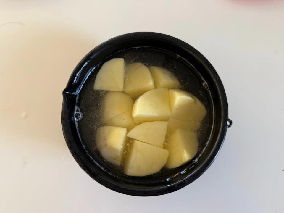 基本のポテトサラダをおいしく作るには？, 基本のポテトサラダの材料はこの3つ, ほくほく食感のポイントはじゃがいもの下ごしらえ, おいしさを左右する下味のつけ方, 玉ねぎとハムを合わせて仕上げます, おいしいポテトサラダを作るための4つのお約束, 「めちゃくちゃおいしいポテトサラダ」レシピ