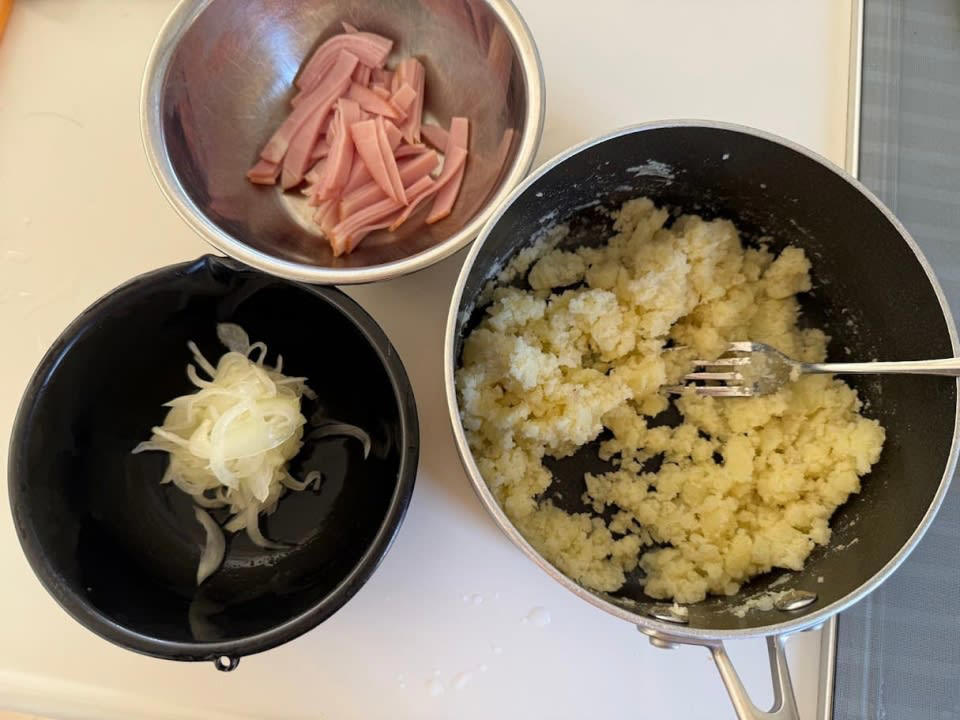 基本のポテトサラダをおいしく作るには？, 基本のポテトサラダの材料はこの3つ, ほくほく食感のポイントはじゃがいもの下ごしらえ, おいしさを左右する下味のつけ方, 玉ねぎとハムを合わせて仕上げます, おいしいポテトサラダを作るための4つのお約束, 「めちゃくちゃおいしいポテトサラダ」レシピ