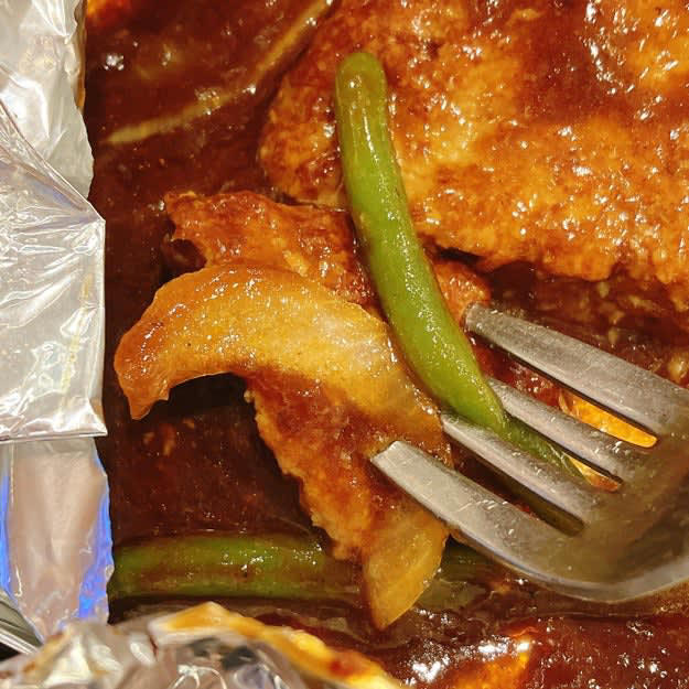 ココスでは、1000円以下で食べられる「ハンバーグ朝食」を販売中です。, 朝からハンバーグを楽しめる、ボリュームたっぷり朝食メニューです。, ハンバーグはふわふわ食感で、濃厚なビーフシチューと絡めて食べると絶品です！, ハンバーグの上にのっているビーフはとろとろで、上品な味わい。, サラダや小鉢のおかずもついてきて、満足度が高い！, 朝はドリンクバーもお得です。, 朝からお腹いっぱい食べられて、幸せな気持ちで一日をスタートできました！, モーニングといえば、ロイヤルホストの「ロイヤルホストモーニング ～コーンのポタージュ・サラダ付～」もおすすめ！
