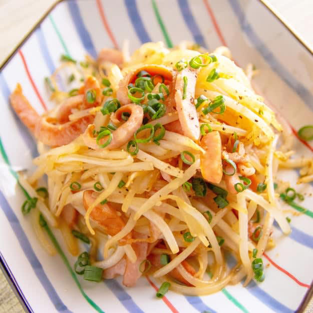 ウインナーのバターしょうゆ焼き, 【ウインナー、そのまま焼くのはもう古い？】「一生コレでいい」「香りだけで白米いける」朝が待ち遠しくなる絶品おかずレシピ, もやしとウインナーのバターしょうゆ炒め, 【給料日前の救世主】もやし1袋をペロリ！バター×にんにくが香る「もやしとウインナーのバターしょうゆ炒め」レシピ, ウインナーと玉ねぎのチーズホイル焼き, 【とろ〜りチーズとウインナー】のうまみがたまらない！アツアツ簡単至福レシピ♪