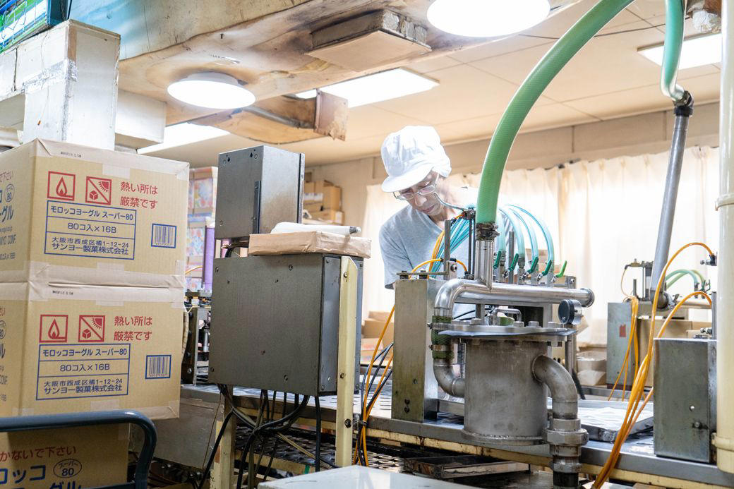不具合も多い旧式機械と格闘、年間1000万個を製造, 運転中に「こんなんで、働きたくない」, 「継いでくれる人がいるんや」問屋の安堵が覚悟に, 説明書もない旧式機械、一時「製造不能」の危機に, 53歳で結婚、「75歳まで現役」を決意, 祖父の教えを貫き、モロッコヨーグルを作り続ける