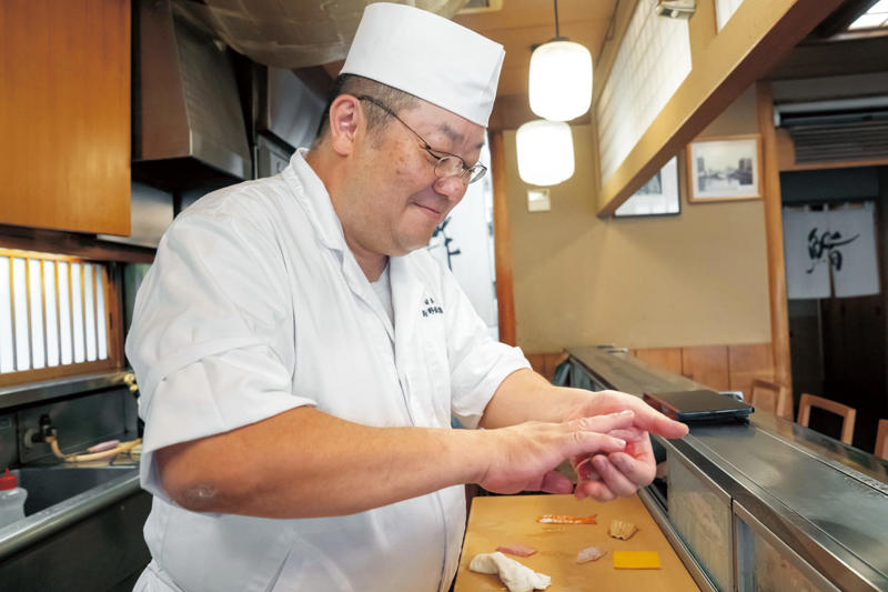 江戸前寿司を肩肘張らずに楽しむ『𠮷野鮨本店』, 『𠮷野鮨本店』店舗詳細, 厚めの肉が割り下に絡まって……『肉鮮問屋 佐々木』, 『肉鮮問屋 佐々木』店舗詳細, 天ぷらとそばの相性を再確認『室町砂場 日本橋本店』, 『室町砂場 日本橋本店』店舗詳細, そば粉の多い外二そばを味わう『日本ばし やぶ久』, 『日本ばし やぶ久』店舗詳細, 330年変わらぬ製法で作られる半ぺん『日本橋 神茂』, 『日本橋 神茂』店舗詳細, 現代に合わせて天ぷらもアップデート!?『てん茂』, 『てん茂』店舗詳細