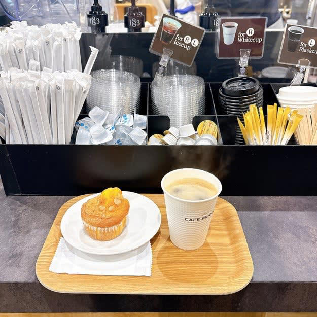 カインズで、マフィンがおいしいカフェを見つけました！, ホームセンターとは思えない、おしゃれなカフェ空間です！, コスパが高い、モーニングセットをいただきます！, 手作り感たっぷりの、ふわふわマフィンでした！, 香り高いコーヒーとマフィンは相性ばつぐん！, マフィンは単品でもセットでも購入可能です！, 穴場のカフェを発見した気分です！, コーヒーがお好きなら、シャトレーゼの「深煎り珈琲ゼリー入りカフェラテバー6本入」もおすすめです。, カフェラテアイスには、細かなコーヒーゼリーが練り込まれています。