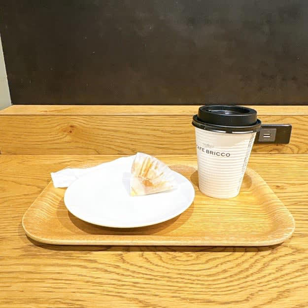 カインズで、マフィンがおいしいカフェを見つけました！, ホームセンターとは思えない、おしゃれなカフェ空間です！, コスパが高い、モーニングセットをいただきます！, 手作り感たっぷりの、ふわふわマフィンでした！, 香り高いコーヒーとマフィンは相性ばつぐん！, マフィンは単品でもセットでも購入可能です！, 穴場のカフェを発見した気分です！, コーヒーがお好きなら、シャトレーゼの「深煎り珈琲ゼリー入りカフェラテバー6本入」もおすすめです。, カフェラテアイスには、細かなコーヒーゼリーが練り込まれています。
