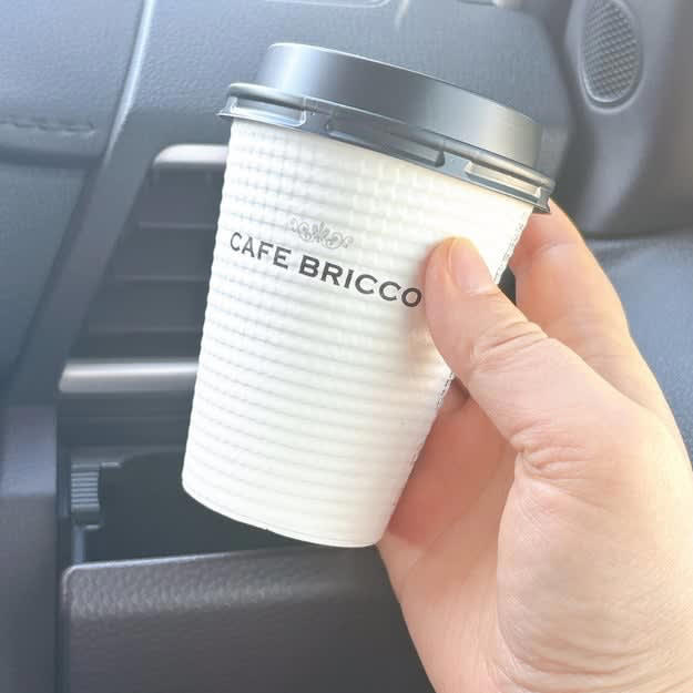 カインズで、マフィンがおいしいカフェを見つけました！, ホームセンターとは思えない、おしゃれなカフェ空間です！, コスパが高い、モーニングセットをいただきます！, 手作り感たっぷりの、ふわふわマフィンでした！, 香り高いコーヒーとマフィンは相性ばつぐん！, マフィンは単品でもセットでも購入可能です！, 穴場のカフェを発見した気分です！, コーヒーがお好きなら、シャトレーゼの「深煎り珈琲ゼリー入りカフェラテバー6本入」もおすすめです。, カフェラテアイスには、細かなコーヒーゼリーが練り込まれています。