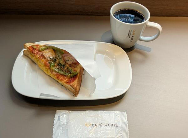 CAFÉ de CRIÉ（カフェ・ド・クリエ）「一部限定店舗のモーニングセット」, Aセット「とろけるチーズのハム＆たまごサンド」, Bセット「とろけるチーズのピザ＆たまごサンド」, Cセット「十勝産コーンクリーム＆ツナフォカッチャ」, Ｄセット「パストラミポーク＆彩り野菜フォカッチャ」, ラテメニューもリニューアル, ハムチーズトースト（セット）, チキンからあげっと, ブルーボトルコーヒー, グリルドチーズサンドイッチ with トマトスープ チキン and キャロットラペ（チーズ入り）」, トースト アボカド