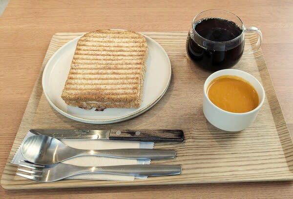 CAFÉ de CRIÉ（カフェ・ド・クリエ）「一部限定店舗のモーニングセット」, Aセット「とろけるチーズのハム＆たまごサンド」, Bセット「とろけるチーズのピザ＆たまごサンド」, Cセット「十勝産コーンクリーム＆ツナフォカッチャ」, Ｄセット「パストラミポーク＆彩り野菜フォカッチャ」, ラテメニューもリニューアル, ハムチーズトースト（セット）, チキンからあげっと, ブルーボトルコーヒー, グリルドチーズサンドイッチ with トマトスープ チキン and キャロットラペ（チーズ入り）」, トースト アボカド