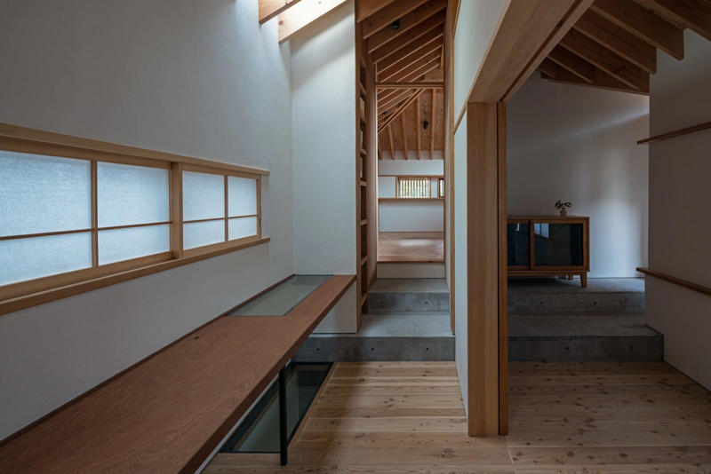2人の建築家による「対話」と「共作」から始まった家づくり, 敷地にある60cmの高低差を「堰」に見立て、空間のリズムを生む, ピアノの音色を包み込むRCと、軽やかな木造が溶け合う住まい, 街の記憶を継ぎ、地形と共に暮らすということ