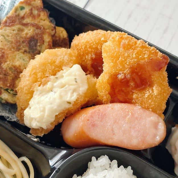 ほっかほっか亭では、インパクトばつぐんの唐揚げ弁当を販売中です。, 大きな黒唐揚げが入った、ボリューム満点のお弁当です。, おいしそうな色に揚がった唐揚げに、心がおどります。, 旨みがギュッと詰まった黒唐揚げは、にんにくの風味がたっぷり！, 唐揚げとご飯を一緒にほおばると幸せ！, 唐揚げとコロッケ、味のコントラストが楽しいです。, まだまだおかずが入っていて、ご飯がどんどん進みます。, 口直しになる副菜もいろいろあって贅沢です。, メインの黒唐揚げは絶品で、大満足のお弁当でした！, ほっともっとの「Wロースかつ丼（肉2倍）」もボリューム満点ですよ。, コスパと満足度を両方取れる、ガッツリ飯でした。