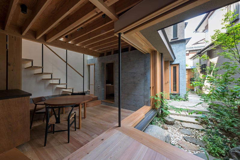 2人の建築家による「対話」と「共作」から始まった家づくり, 敷地にある60cmの高低差を「堰」に見立て、空間のリズムを生む, ピアノの音色を包み込むRCと、軽やかな木造が溶け合う住まい, 街の記憶を継ぎ、地形と共に暮らすということ
