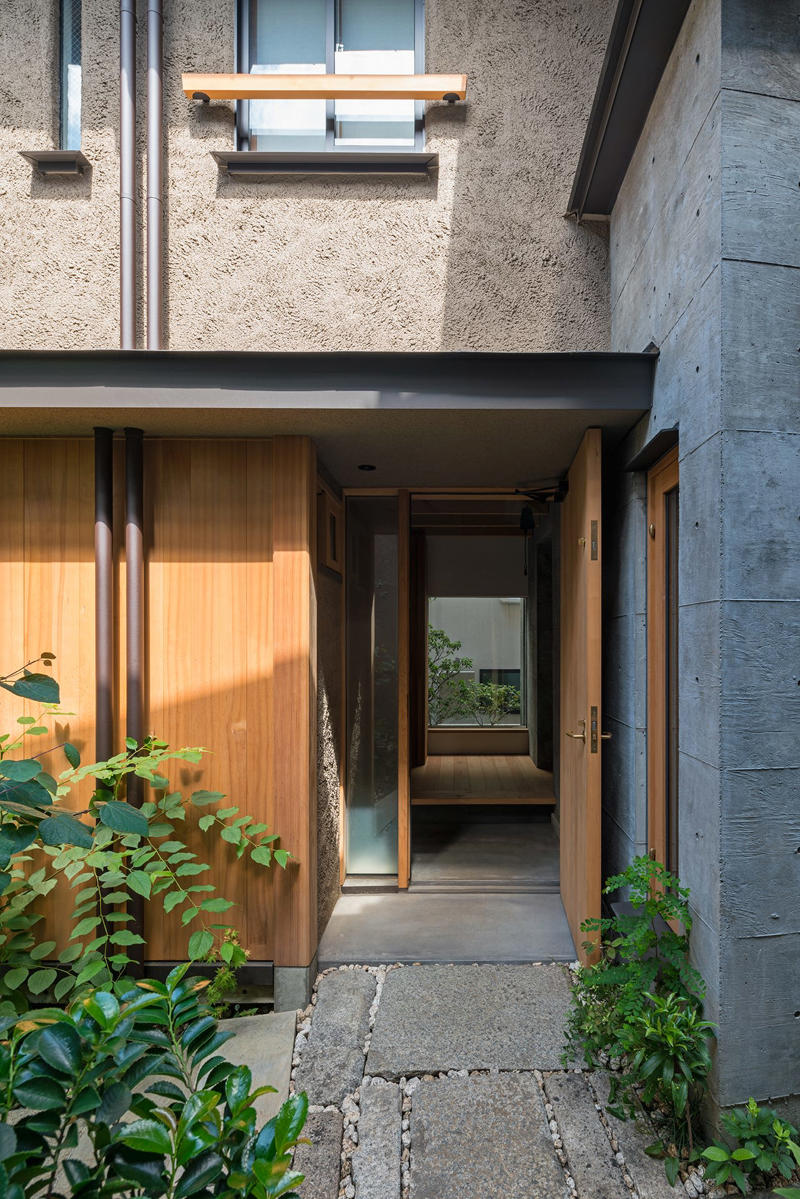 2人の建築家による「対話」と「共作」から始まった家づくり, 敷地にある60cmの高低差を「堰」に見立て、空間のリズムを生む, ピアノの音色を包み込むRCと、軽やかな木造が溶け合う住まい, 街の記憶を継ぎ、地形と共に暮らすということ