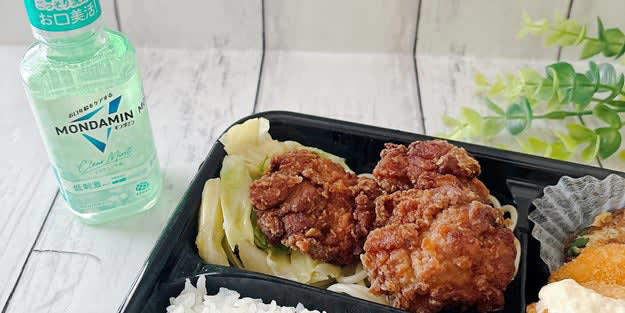 ほっかほっか亭では、インパクトばつぐんの唐揚げ弁当を販売中です。, 大きな黒唐揚げが入った、ボリューム満点のお弁当です。, おいしそうな色に揚がった唐揚げに、心がおどります。, 旨みがギュッと詰まった黒唐揚げは、にんにくの風味がたっぷり！, 唐揚げとご飯を一緒にほおばると幸せ！, 唐揚げとコロッケ、味のコントラストが楽しいです。, まだまだおかずが入っていて、ご飯がどんどん進みます。, 口直しになる副菜もいろいろあって贅沢です。, メインの黒唐揚げは絶品で、大満足のお弁当でした！, ほっともっとの「Wロースかつ丼（肉2倍）」もボリューム満点ですよ。, コスパと満足度を両方取れる、ガッツリ飯でした。